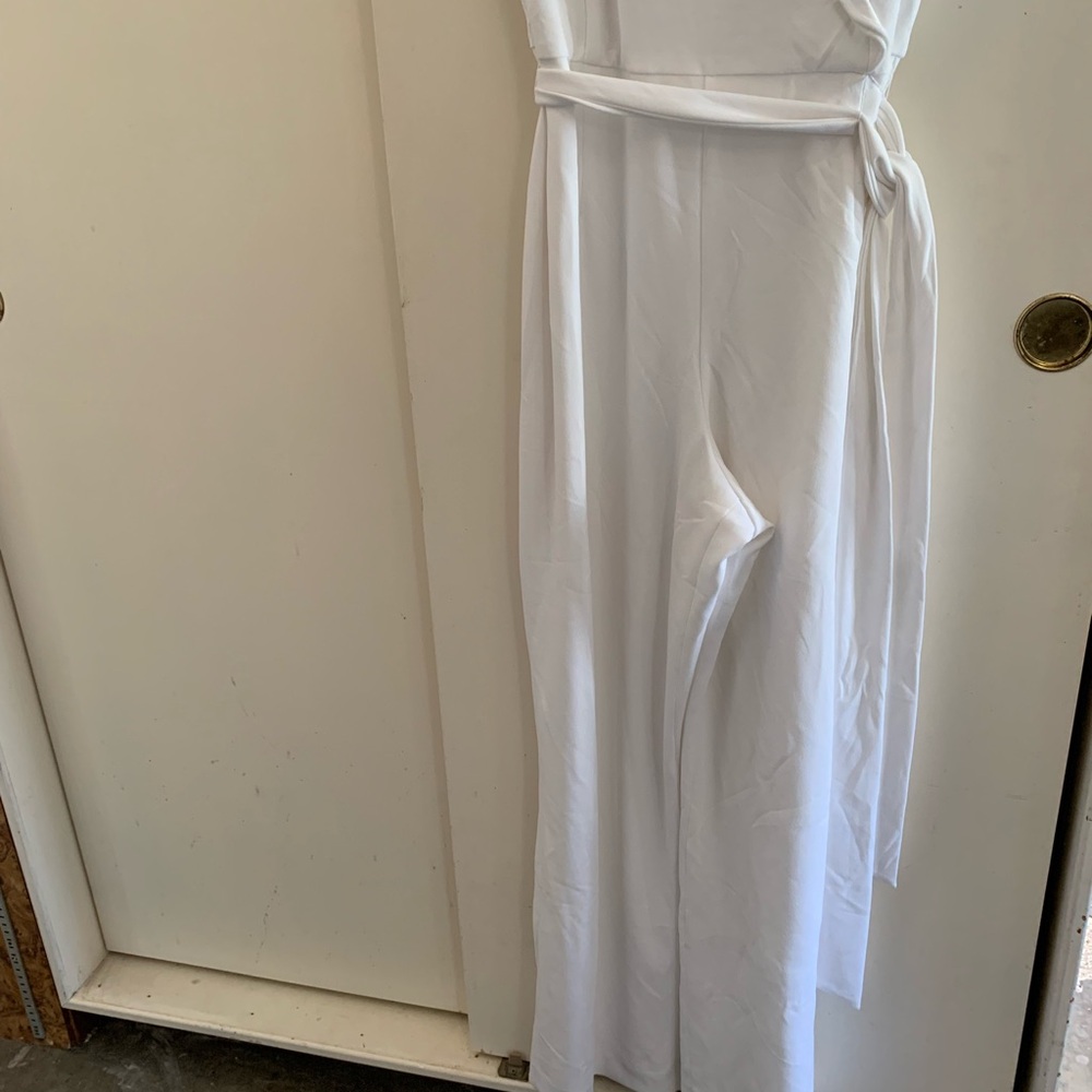 Kasper One Shoulder jumpsuit in Elegant White. Definitely a show stopper - Picture 2 of 6